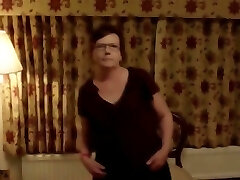 mi sub milf en línea haciendo un striptease