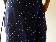 stiefmutter in blauem minikleid und tollem höschen vor stiefsohn gewechselt