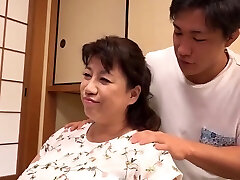 mujer madura que está orgullosa de sus grandes tetas-parte.8