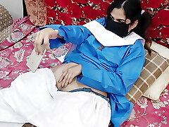 巴基斯坦学校的女孩性别在视频通话与她的男朋友