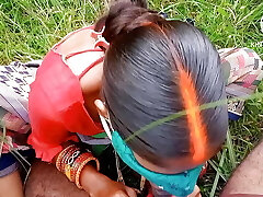 Gav me jakar ladaki ne pon se jungal me apane hello yaar ko bulakar chodayi ke