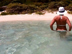 mujer madura exponiendo su coño peludo bajo el agua