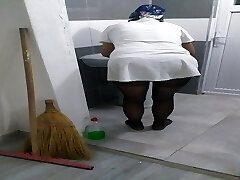 натуральная домохозяйка в хиджабе занимается уборкой