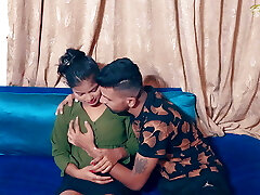 hermanastra masturbándose en la cama mientras ve porno hermanastra masturbándose en la cama mientras ve porno