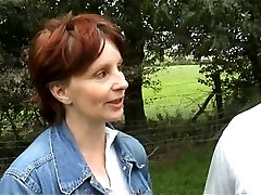 Titless pálido madura puta disfruta de las burlas de dos pollas a la casa