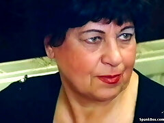 Sexy abuela se la follan en el restaurante