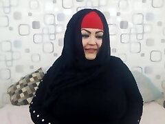 Muslim stunner showing off the goods