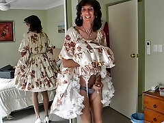 transwestyta michelle bawić się w kwiat sukienka