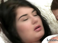 Brunetka Lesbijki z Strap-on pieprzy busty babe