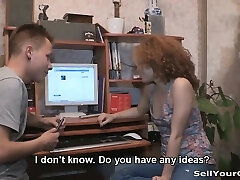 Chwycił jego кучерявую dziewczynę oglądania erotycznych zdjęć Chwycił jego кучерявую dziewczynę oglądania erotycznych zdjęć