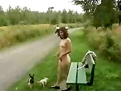 dziewczyna dostaje nagie publicznie dla każdego, kto chce zapoznać się z jej produktami