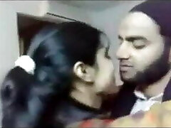 pakistański facet molvi całuje dziewczynę pakistański facet molvi całuje dziewczynę