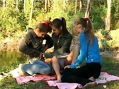 trzy dziewczyny bawią się na zewnątrz! trzy dziewczyny bawią się na zewnątrz!