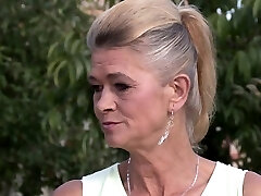 Jego stara matka posuwa nastolatka Jego stara matka posuwa nastolatka