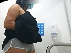 CAMERA Gripping CAMELTOE OF GIRL WITH Fat ASS IN PUBLIC BATHROOM
