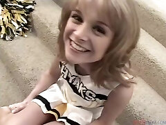 ona wie, jak dostać to, czego chce