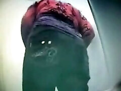 video de cámara oculta atrapado gran culo de morena rusa en el baño público