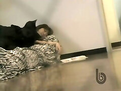 Dziewczyna w białym biustonosz podejrzałem masturbuje się w łazience