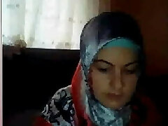 турецкая красивая turbanli показывает ее сиськи