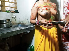 holi par sexy bhabhi ko color lagakar soporte de cocina por khood choda