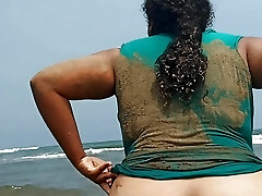 беременная жена-шлюха показывает свою киску на общественном пляже