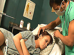 un médecin excité baise une patiente très chaude pendant qu'elle dort