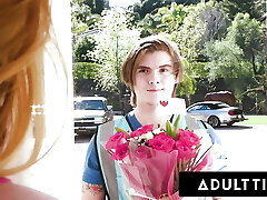 dorosły czas-dziewiczy chłopiec dostawy zostaje oszukany, aby dołączyć do dzikiej, całkowicie odwróconej orgii gangbangowej mamuśki!