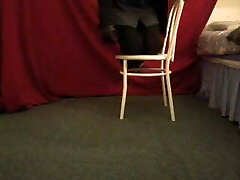 Шаловливую pokojówkę na wysokich obcasach