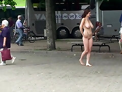 安雅裸体在公共2HD