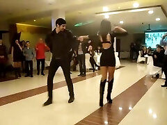 адыгские taniec dziewczyna na wysokich obcasach i krótkie sukienki