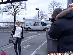 высокомерная немецкая блондинка убеждена заняться сексом во время флирта