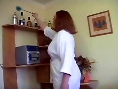 Napalone tłuszczu pulchne pokojówka lubi ssanie i jazda kogut