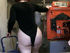 German MILF screws a mechanic spontaneously in the basement German MILF screws a mechanic spontaneously in the basement