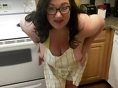amatorskie wielkie cycki толстушки pokazuje seksowne ciało w kuchni na sobie tylko fartuch