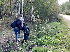 un black baise une écolière dans les bois