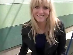 Blonde pays with Sucky-sucky