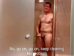 मैं बाथरूम में होटल के कमरे की सेवा की सफाई लड़की को आश्चर्यचकित करता हूं और वह मुझे कमिंग खत्म करने में मदद करती है