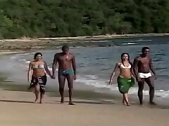 Sexo e areia com duas putinhas novinhas Sexo e areia com duas putinhas novinhas