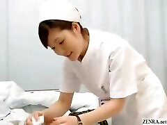 Japonés enfermera da el cuidado masturbación con la mano a la suerte del paciente