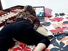 индийская студентка колледжа испытывает оргазм во время просмотра своего собственного дези порнофильма на ноутбуке