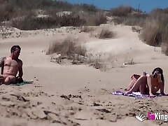 una pareja se ve atrapado en un tener sexo en la playa desnuda con cámara espía y 18 años de edad