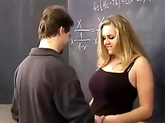 Studentka blondynka oferuje jej piersi, aby jej francuski profesor