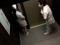 eine einfache, ruhige, düstere krankenschwester erwacht, um eine schmutzige schlampe zu werden