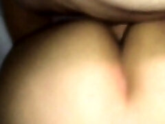 palenie fetysz z brunetką w seksownej bieliźnie