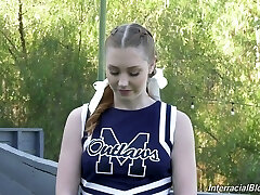 ardente e adorabile cheerleader sportiva arietta adams in un'intervista perversa xxx vid