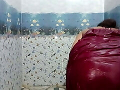 印度年轻bhabhi沐浴在衬裙浴