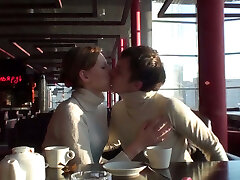un couple russe sexy accepte de baiser dans les toilettes publiques
