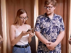 muzyczne krzesła strip style wraz z dwoma gorącymi kobietami