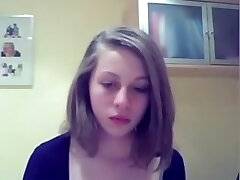 uroczy, nieśmiały młody nastolatek