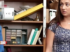 tej nimfomance zaproponowano seks, aby uniknąć aresztowania za rzekome kradzież w sklepie